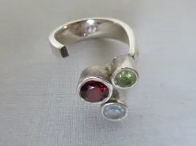 20A24 -Tri-Stone Twist Ring